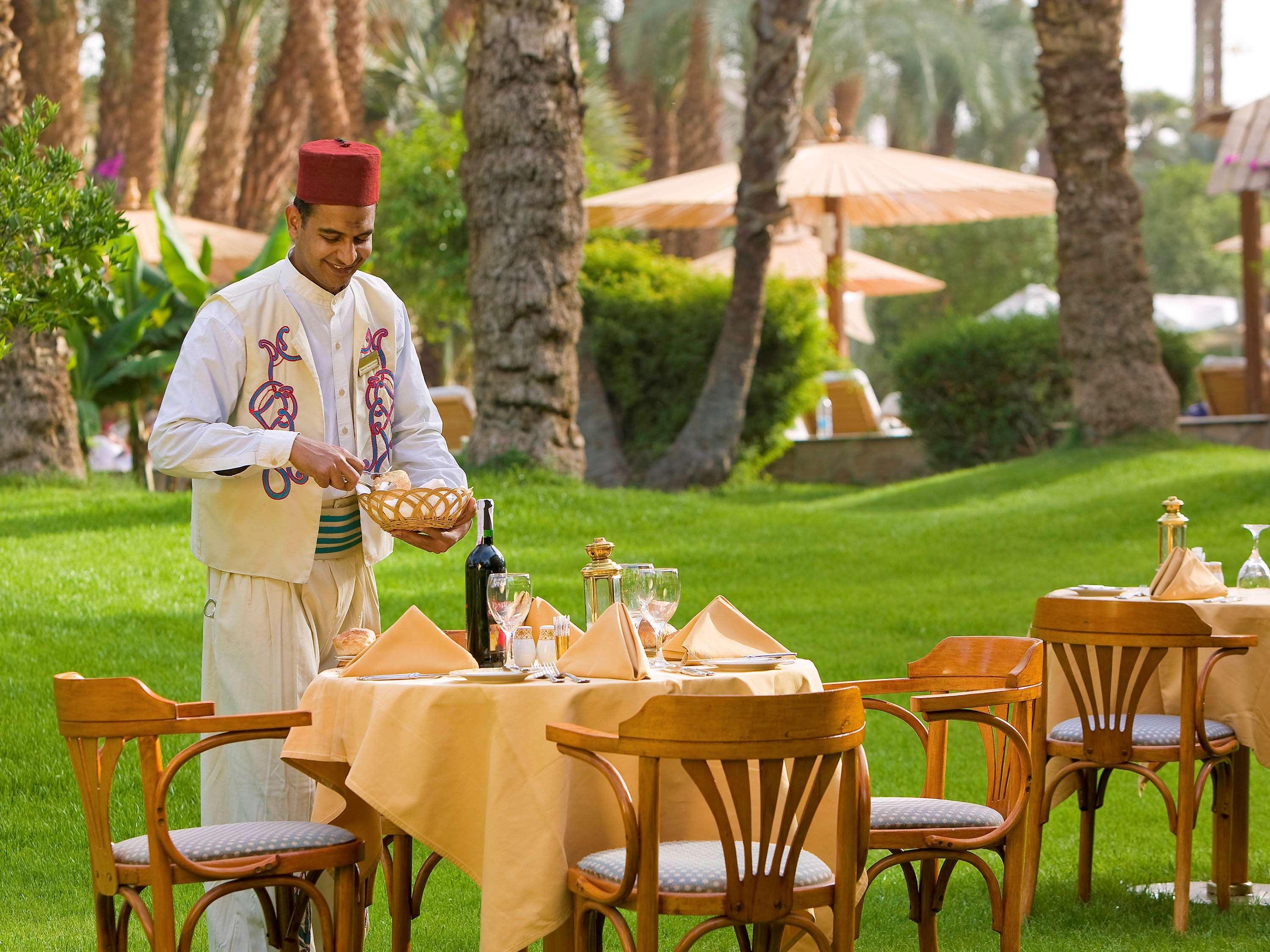 Pavillon Winter Luxor Hotel Exterior photo A waiter at the Royal Mirage Hotel in Dubai, United Arab Emirates