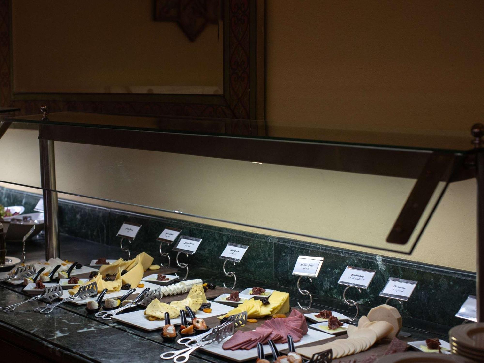 Pavillon Winter Luxor Hotel Exterior photo A cheese display at a buffet