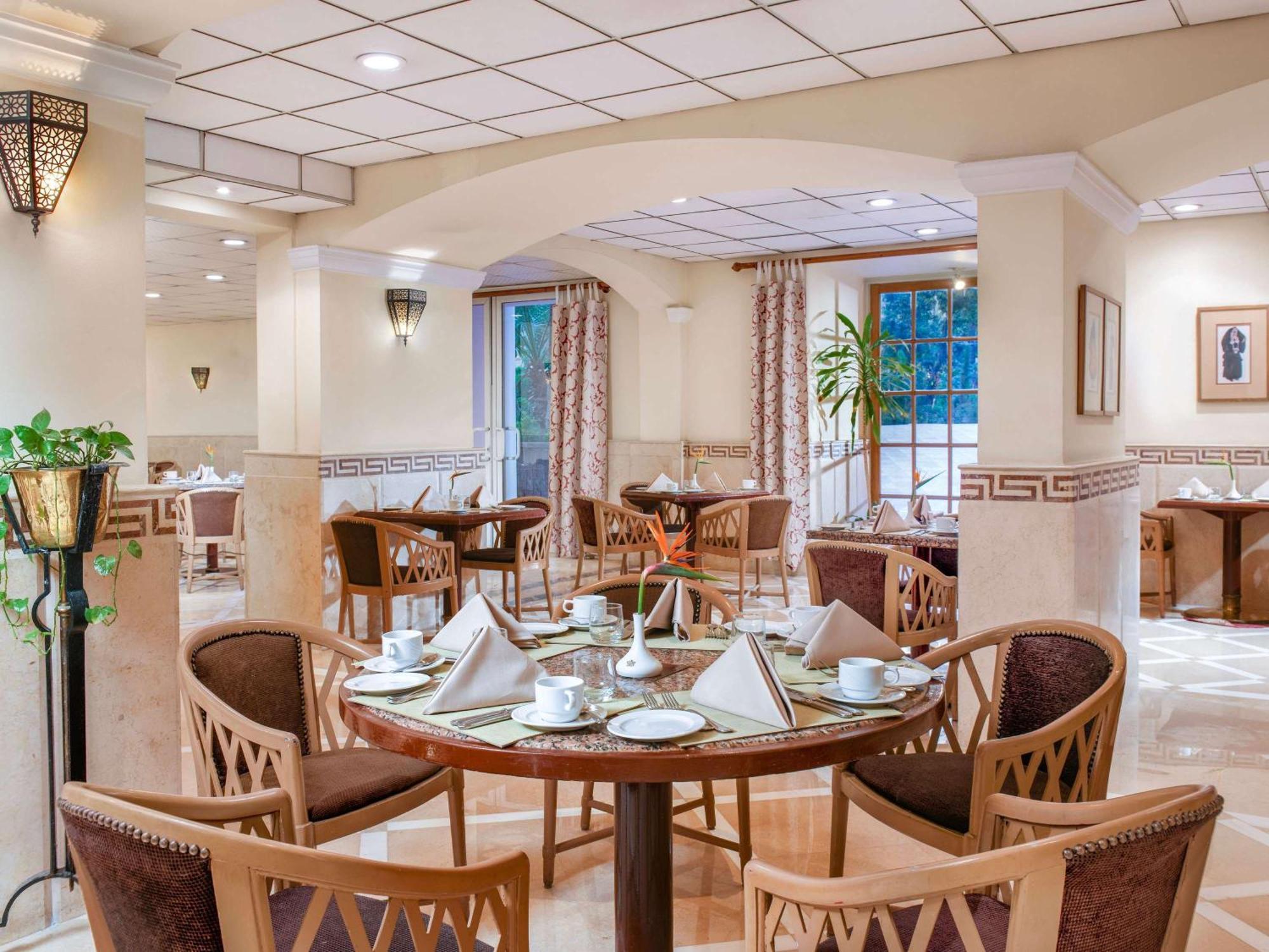 Pavillon Winter Luxor Hotel Exterior photo The restaurant