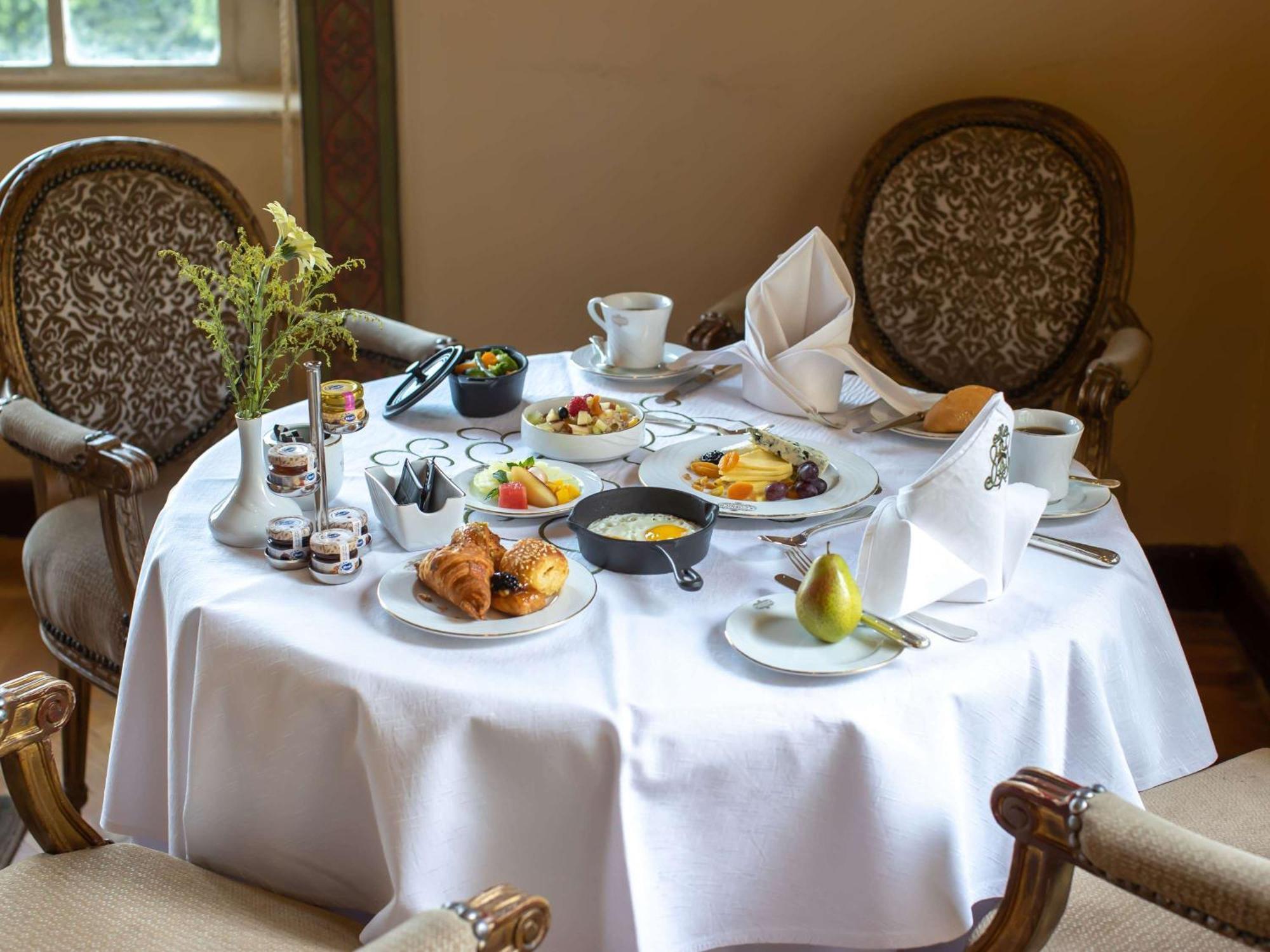 Pavillon Winter Luxor Hotel Exterior photo A table set for breakfast