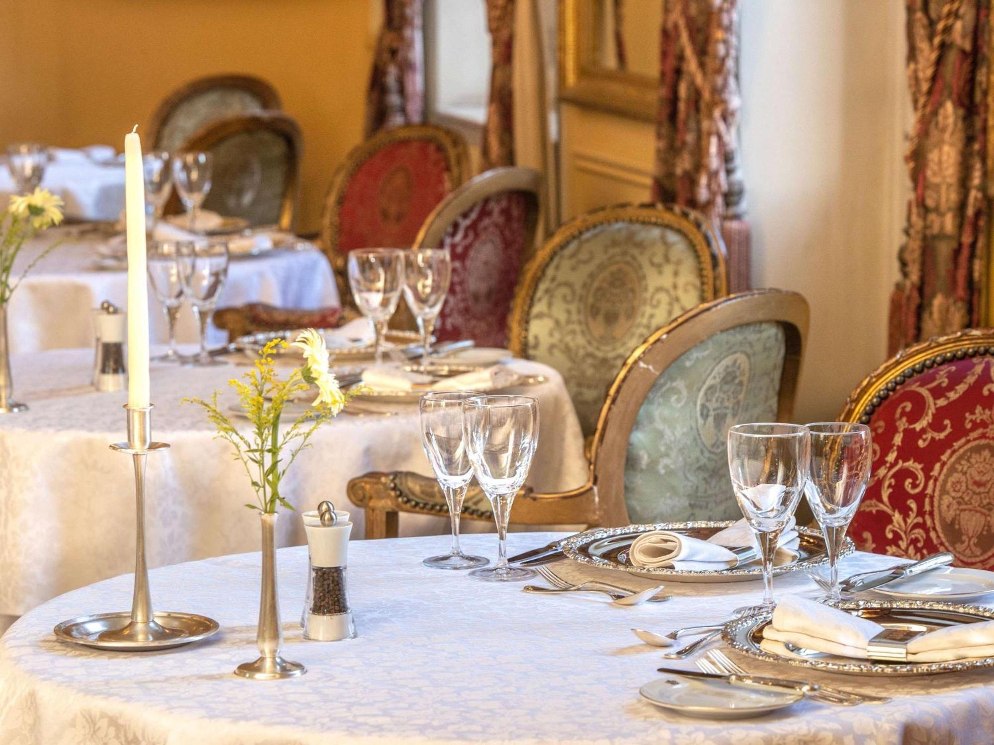 Pavillon Winter Luxor Hotel Exterior photo A table set for a formal dinner