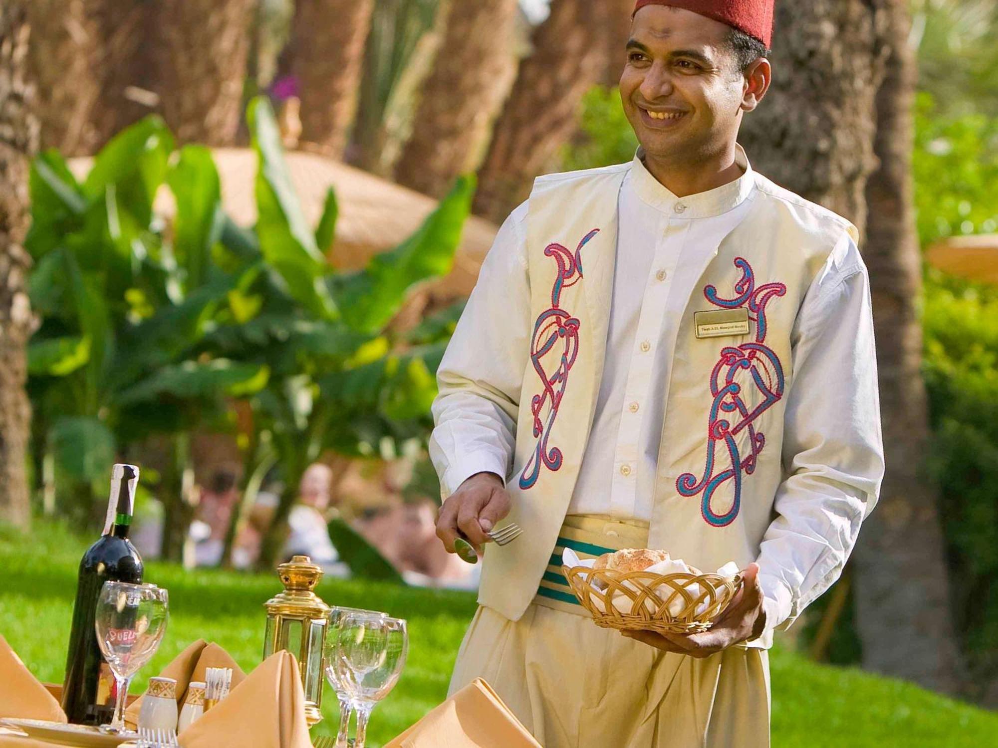 Pavillon Winter Luxor Hotel Exterior photo A waiter at the hotel