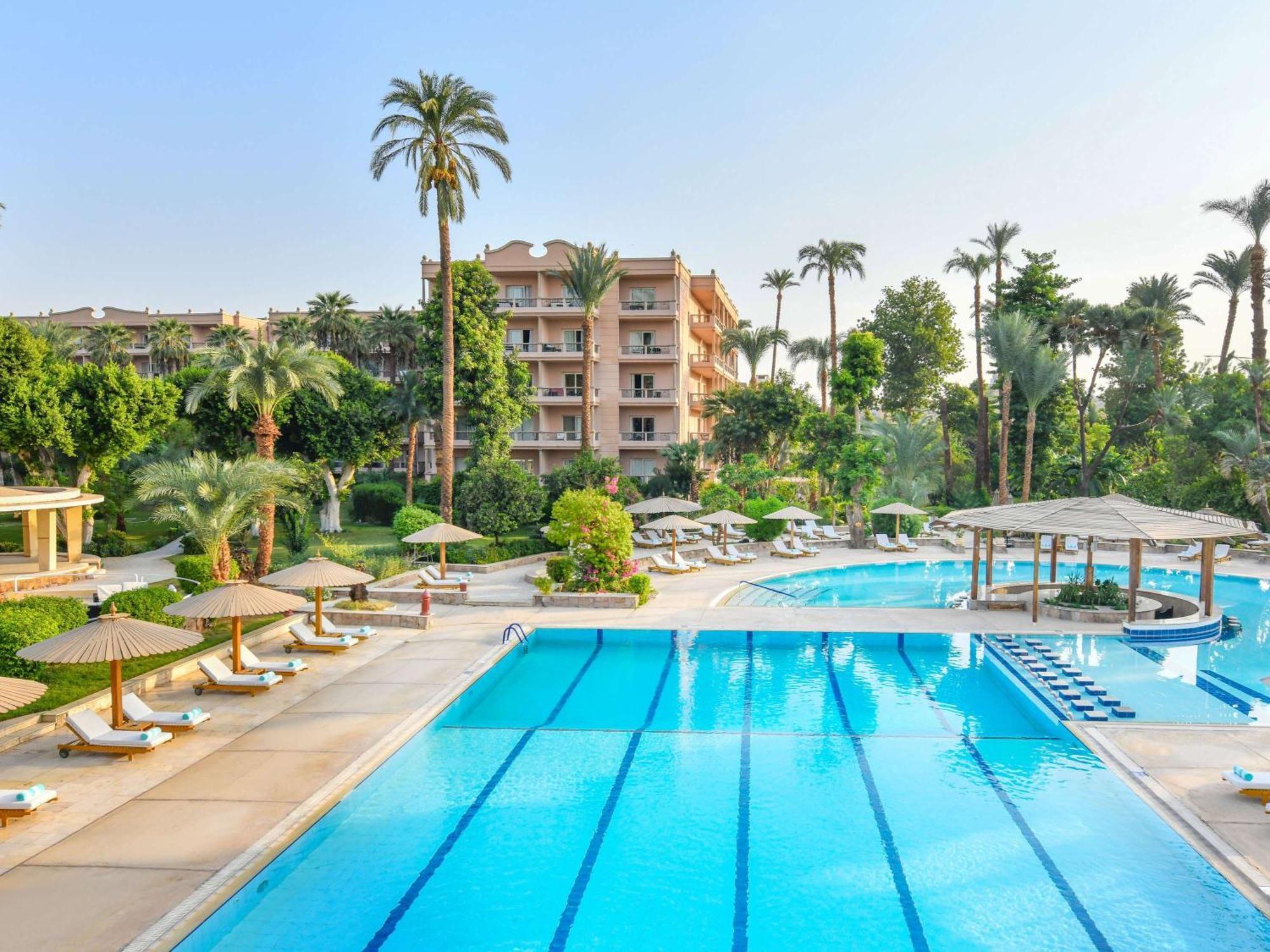 Pavillon Winter Luxor Hotel Exterior photo The swimming pool at the Four Seasons Hotel, Cairo at Nile Plaza
